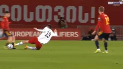 Video: Shengelia, de Georgia, sacó a volar a Pedri con una patada escalofriante y vio la roja