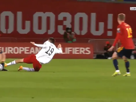 Video: Shengelia, de Georgia, sacó a volar a Pedri con una patada escalofriante y vio la roja