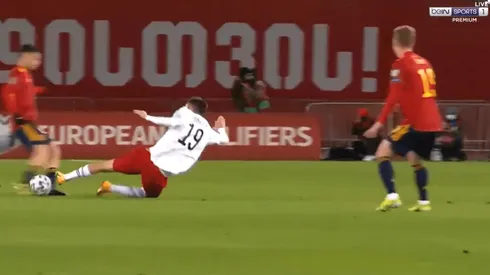 Video: Shengelia, de Georgia, sacó a volar a Pedri con una patada escalofriante y vio la roja