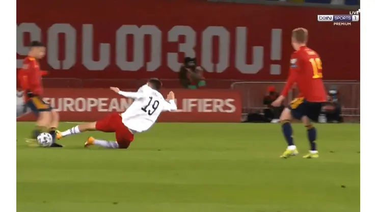 Video: Shengelia, de Georgia, sacó a volar a Pedri con una patada escalofriante y vio la roja