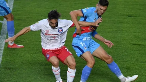 Gran triunfo de Argentinos con nueve jugadores.