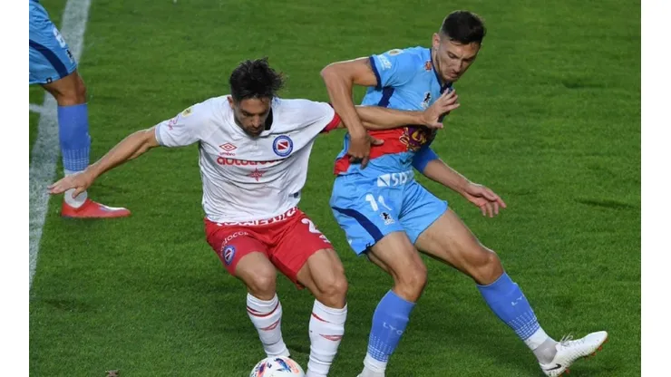 Gran triunfo de Argentinos con nueve jugadores.