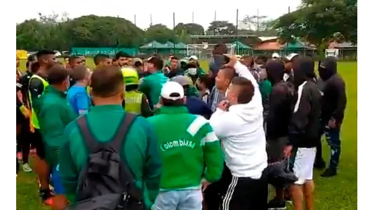 Hinchas invaden sede del Cali para insultar y agredir a jugadores del cuadro Azucarero.