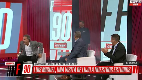 El estudio, envueltos en risas.