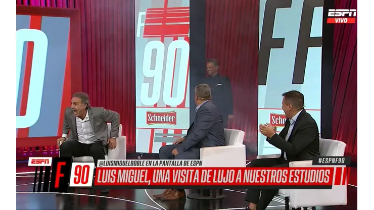 El estudio, envueltos en risas.