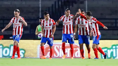 Chivas se desprendería de dos futbolistas importantes