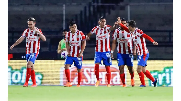 Chivas se desprendería de dos futbolistas importantes