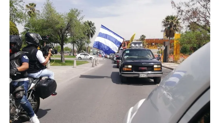 Caravana de aficionados de Monterrey.