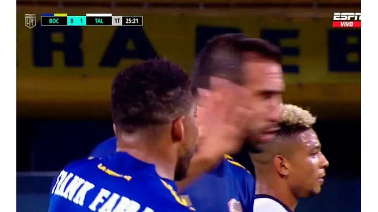 Así fue el golpe que le propinó Frank Fabra a Carlos Izquierdoz en el duelo entre Boca y Talleres.