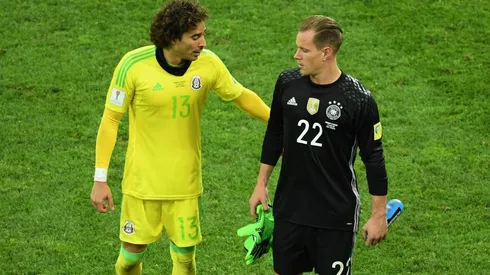 Guillermo Ochoa y Marc Andre Ter Stegen en la Copa Confederaciones 2017.