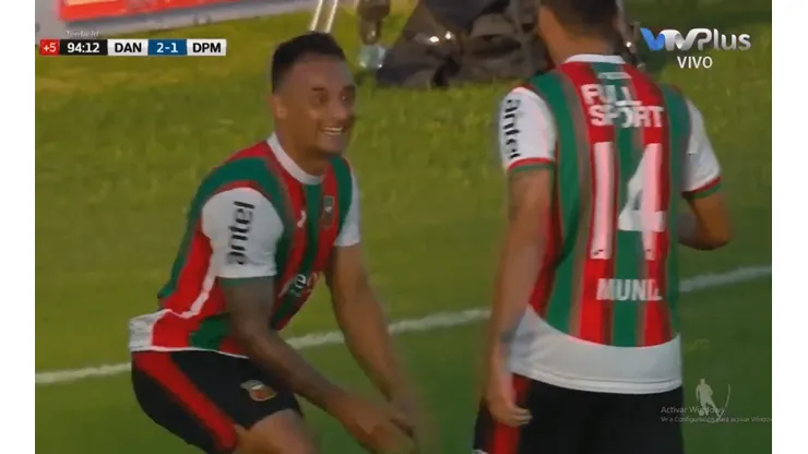 César Pereyra festejando su tanto igual que contra River.