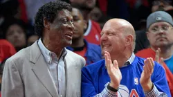 Elgin Baylor (izq.), leyenda de Los Angeles Lakers