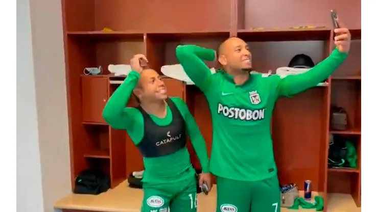 Jarlan Barrera y Vladimir Hernández mientras se graban cantando el 'Pregón Verde'.