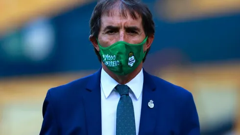 Guillermo Almada se mostró enojado con el VAR.