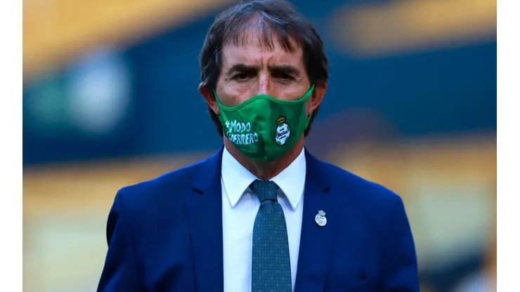 Guillermo Almada se mostró enojado con el VAR.
