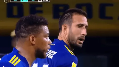 Duro cruce entre Frank Fabra y Carlos Izquierdoz.