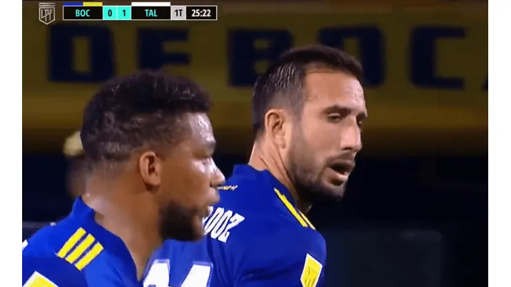 Duro cruce entre Frank Fabra y Carlos Izquierdoz.