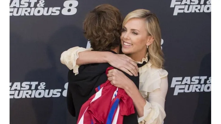 Antoine Griezmann y el abrazo inolvidable. (Foto: Twitter)