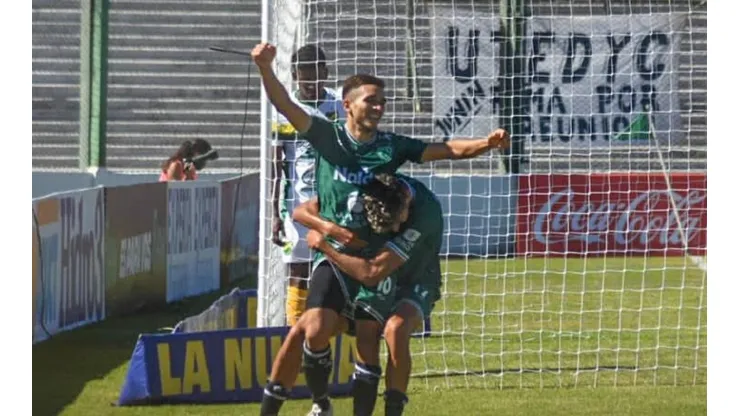 El festejo de los jugadores de Sarmiento.