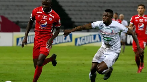 Se encienden las alarmas: Adrián Ramos salió de la cancha lesionado en camilla