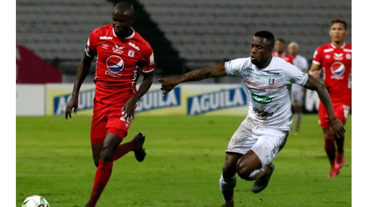 Se encienden las alarmas: Adrián Ramos salió de la cancha lesionado en camilla