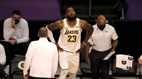 LeBron James sale de partido de Los Angeles Lakers