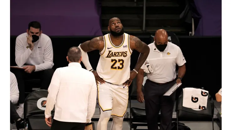 LeBron James sale de partido de Los Angeles Lakers