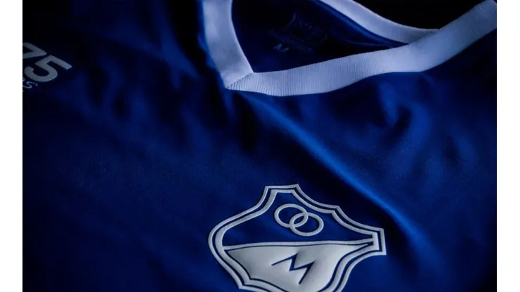 Millonarios presentó la camiseta conmemorativa que diseñó para los 75 años del equipo en el FPC.
