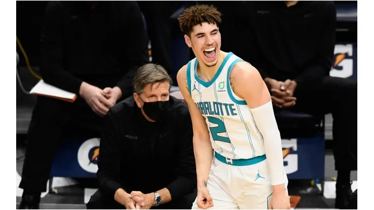 LaMelo Ball ante LeBron James