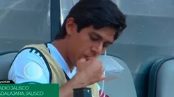 José Juan Macías, comiendo en la banca previo al debut del Tri en el Preolímpico.