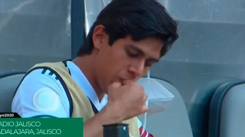 José Juan Macías, comiendo en la banca previo al debut del Tri en el Preolímpico.