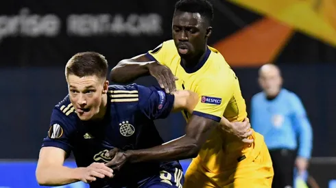 "Es el peor defensa del mundo": hinchas del Tottenham liquidaron a Dávinson