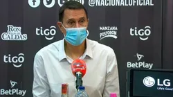 Que tipo simpático: Alexandre Guimarães saludó a una abuela en plena rueda de prensa