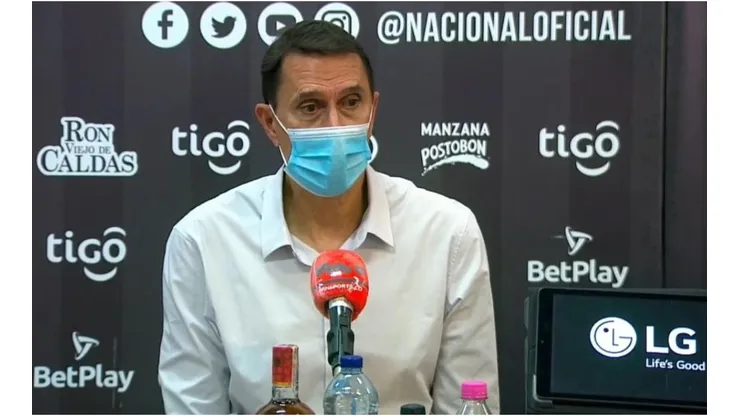 Que tipo simpático: Alexandre Guimarães saludó a una abuela en plena rueda de prensa