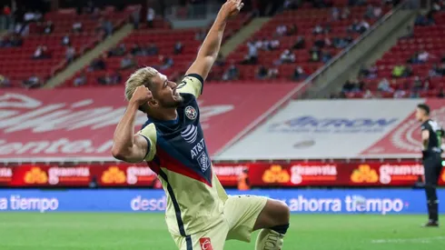 Henry Martín marcó dos goles ante Chivas.