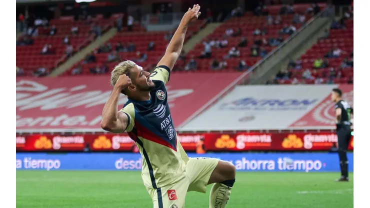 Henry Martín marcó dos goles ante Chivas.