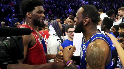 LeBron James y Joel Embiid (Foto: Getty)