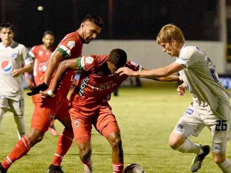 Se encienden las alarmas en el azul: Andrés Llinás salió del partido en camilla