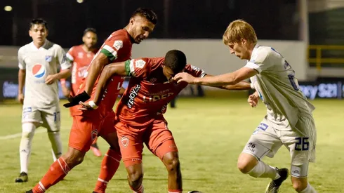 Se encienden las alarmas en el azul: Andrés Llinás salió del partido en camilla