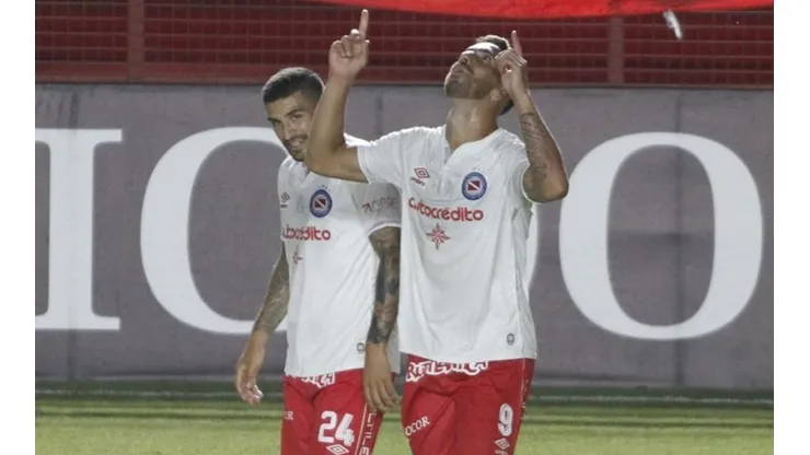 Gabriel Ávalos celebrando el 1-0 parcial.