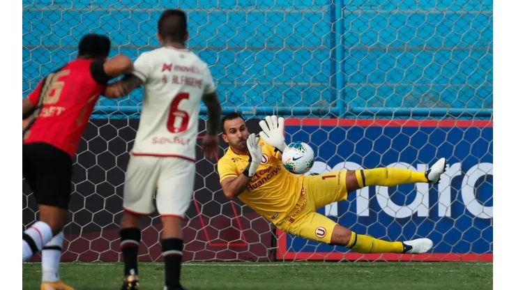 Hubo tres penales en el partido, solo uno fue marcado.