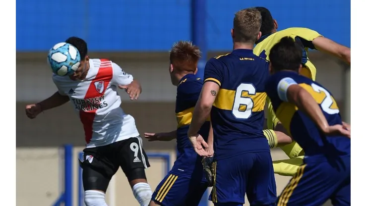 Cabezazo goleador de Londoño Bedoya ante Boca.