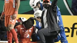 Tremendo susto: jugador de América se desmayó por una pata en la cara