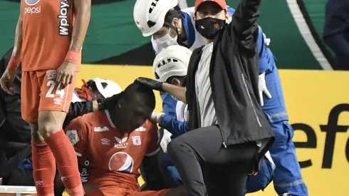 Tremendo susto: jugador de América se desmayó por una pata en la cara