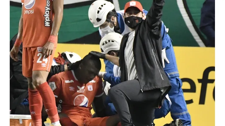 Tremendo susto: jugador de América se desmayó por una pata en la cara