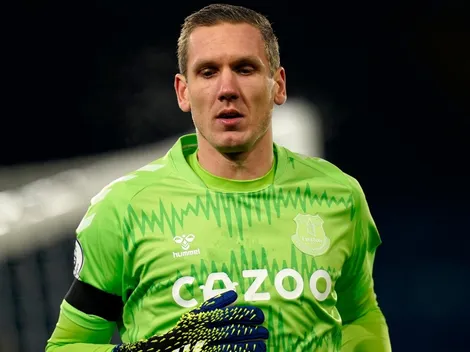 Susto en Everton: amenazan con machete a compañero de James y Mina en Manchester