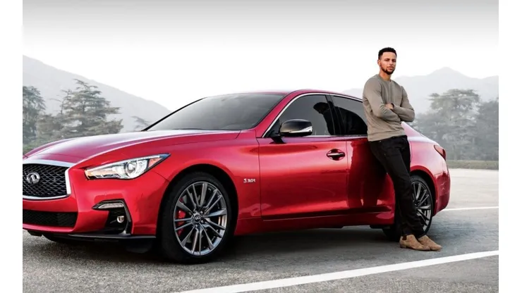Stephen Curry es uno de los muchos basquetbolistas de elite que son aficionados a los autos lujosos.