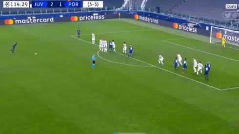 ¡Es una locura! Oliveira le pegó de tiro libre y clavó un golazo ante Juventus