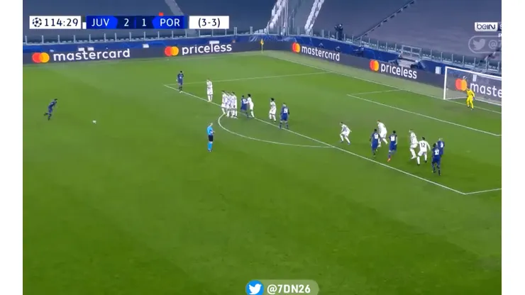 ¡Es una locura! Oliveira le pegó de tiro libre y clavó un golazo ante Juventus