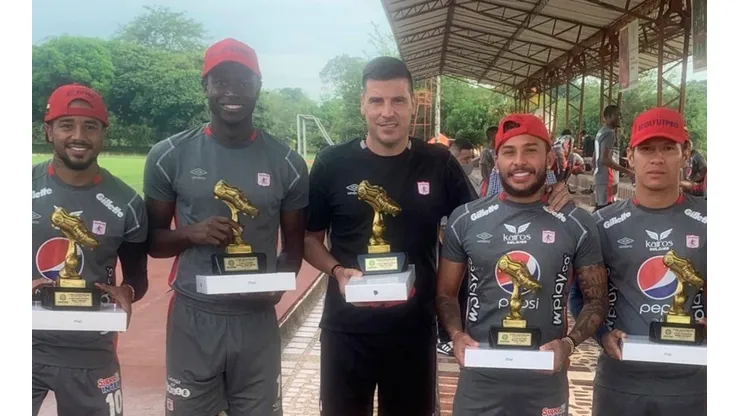 Juan Cruz Real, premiado como el mejor DT del FPC en 2020 por Acolfutpro.